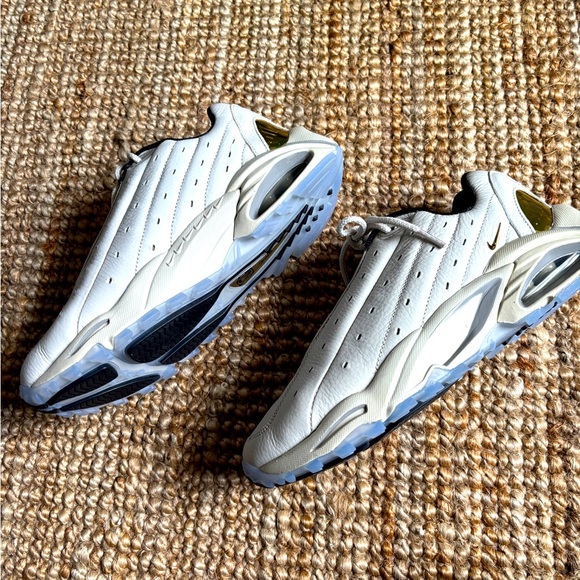 Nike White and Black Sneakers - Picture 2 of 5